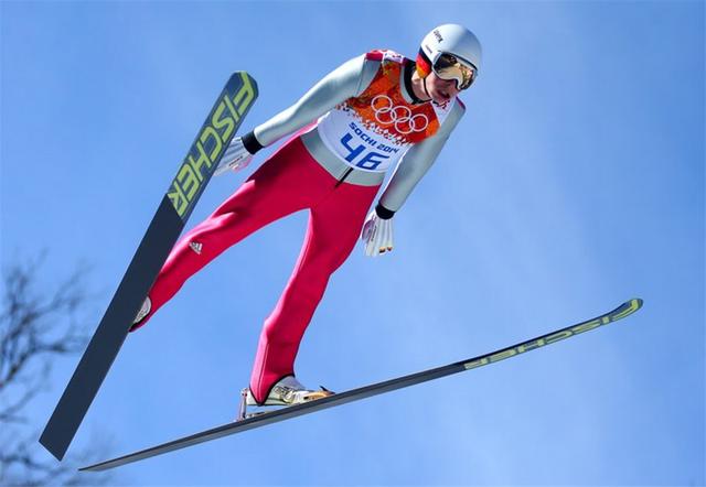 米兰体育APP下载-滑雪板飞跃大赛：空中的速度与惊险的简单介绍