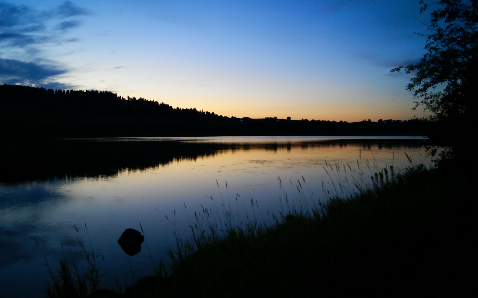 里昂利用空切配合撕裂密集防守