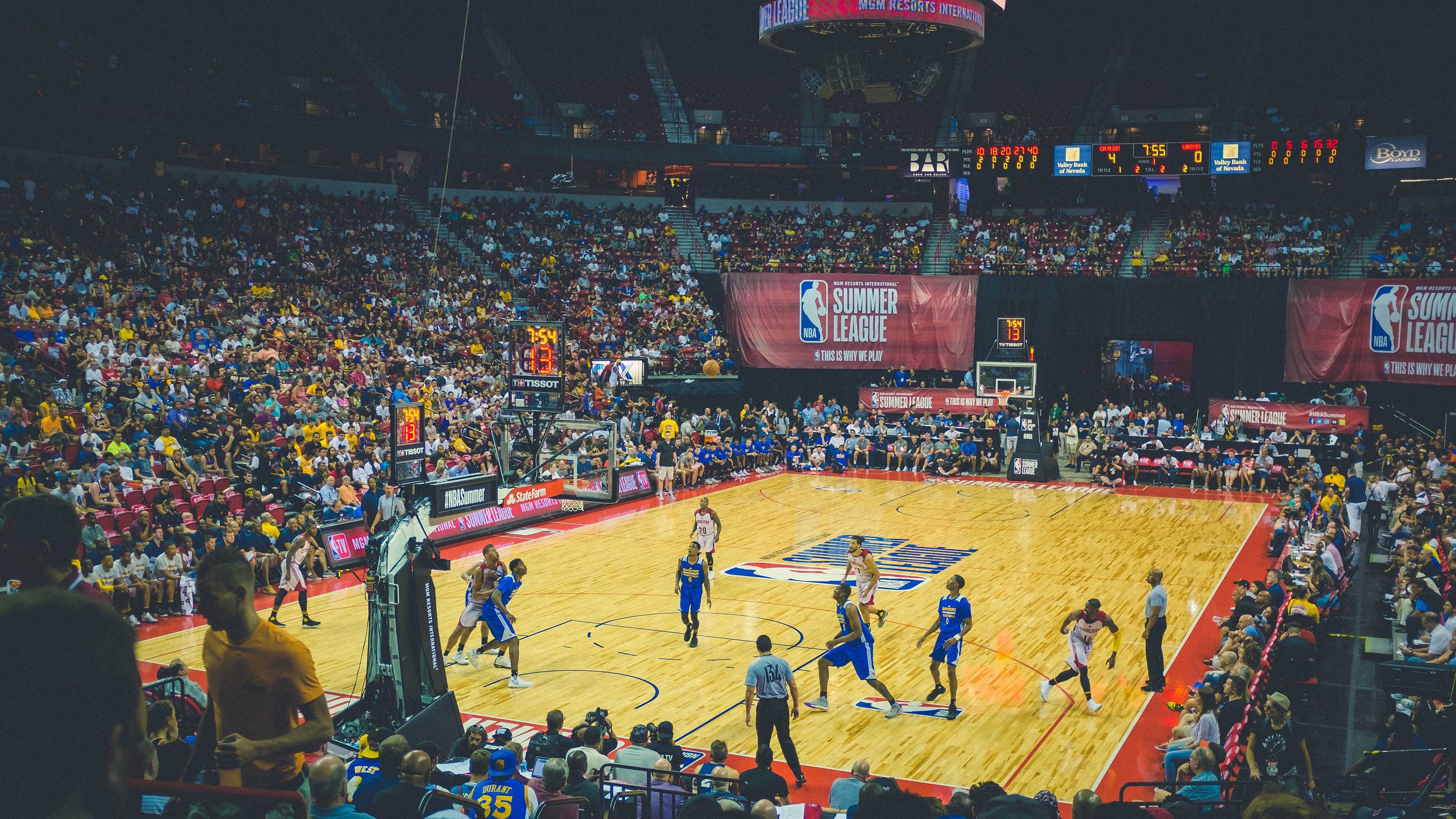 城市夜空灯光飞盘，光影中的极速瞬间，夜空灯光图